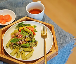 意大利面｜迷人绿色的青酱，轻松在家搞定一款罗勒青酱培根意面的做法