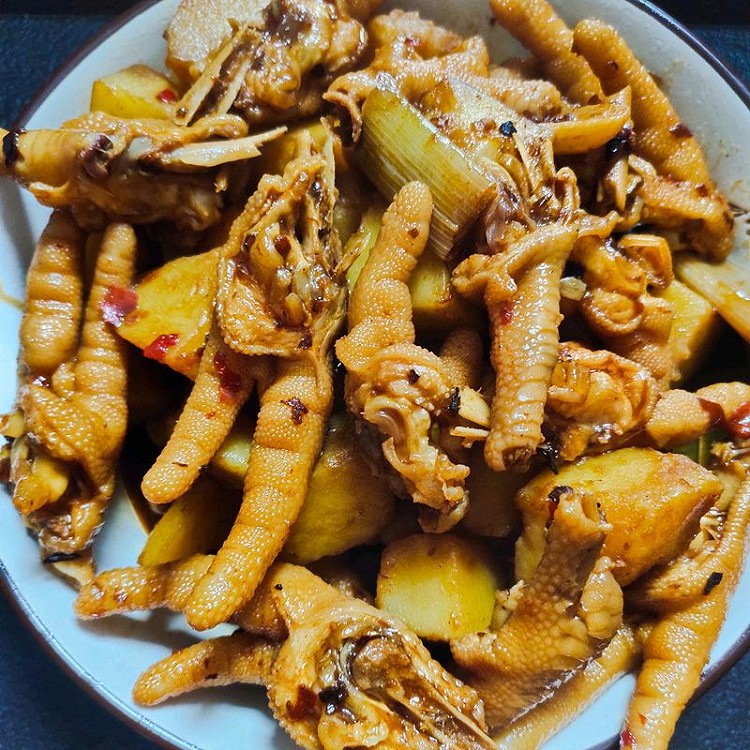 土豆烧鸡脚的做法