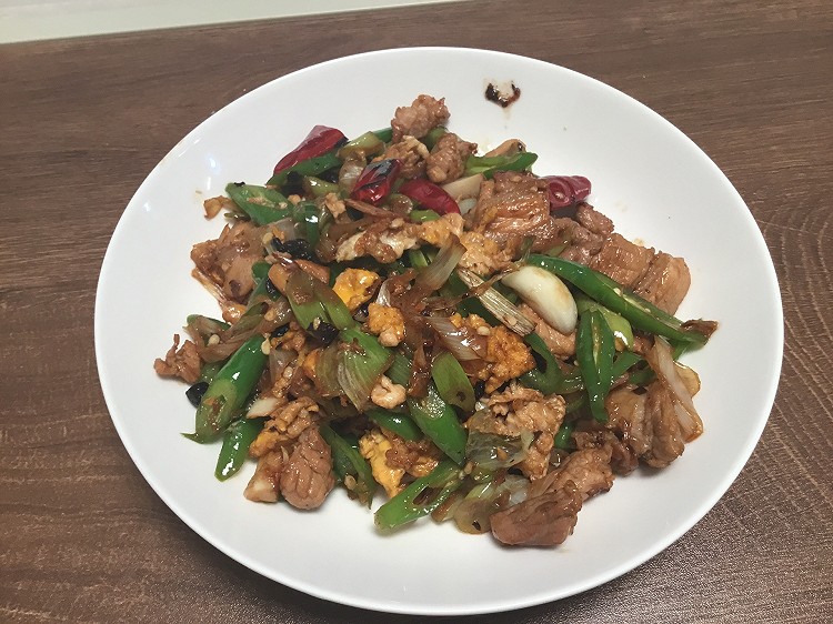 青椒鸡蛋炒肉的做法