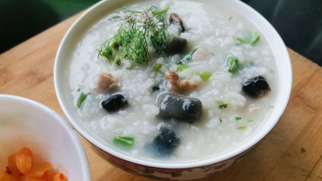 美味皮蛋瘦肉粥（电饭煲版）的做法