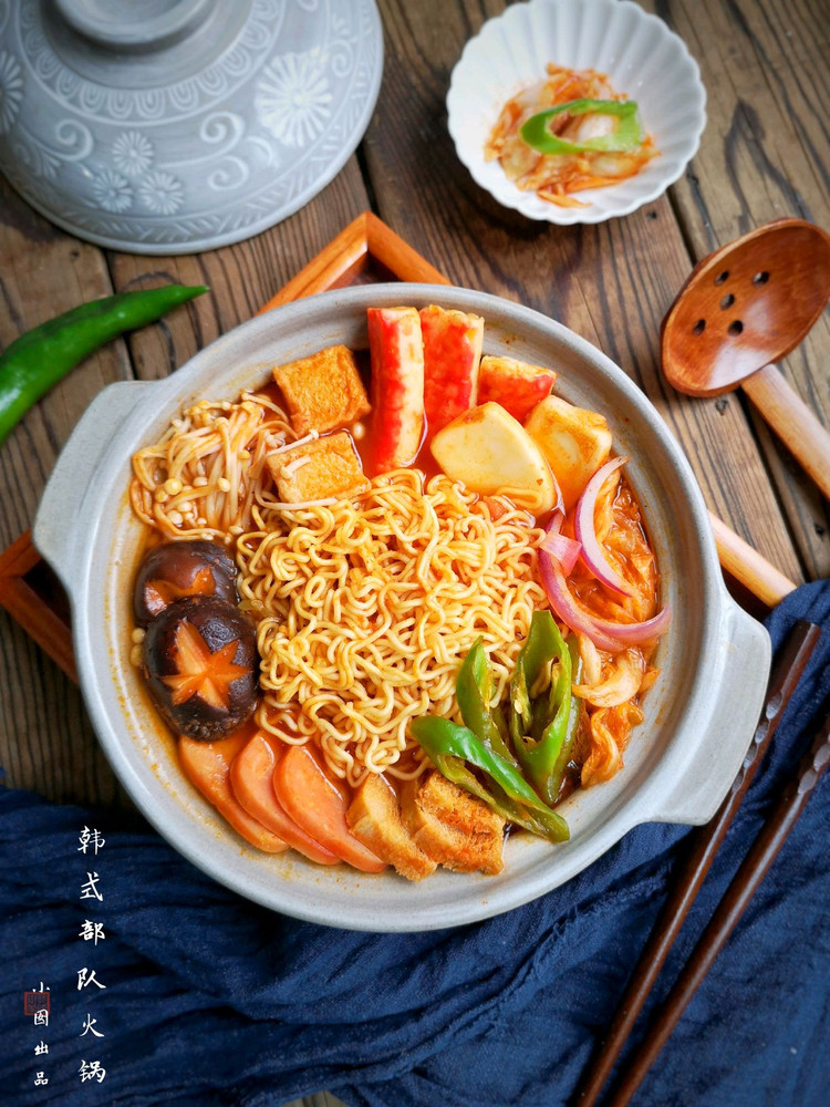 在家做韩式部队火锅,超丰盛又美味,冬天一家人吃最好啦!的做法