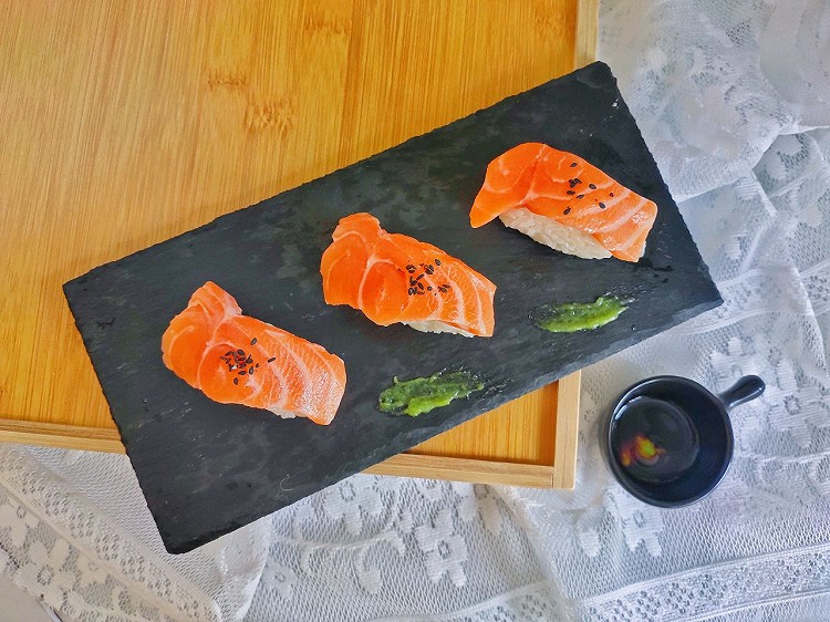 手握挪威三文鱼寿司的做法