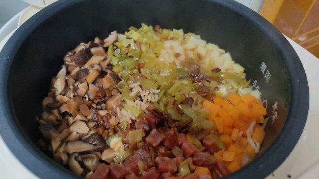 香菇蒸饭，懒人的福音#享“瘦”人生 热辣滚烫#的做法