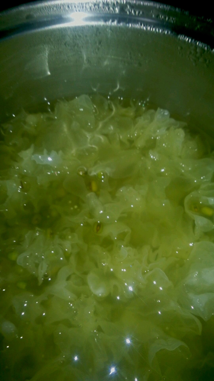绿豆白木耳甜汤的做法