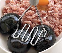 皮蛋馄饨的做法