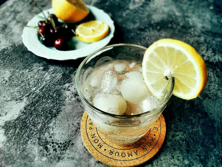 夏日清凉荔枝冰饮的做法