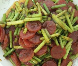 蒜台炒腊肠的做法