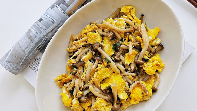 蟹味菇炒鸡蛋的做法