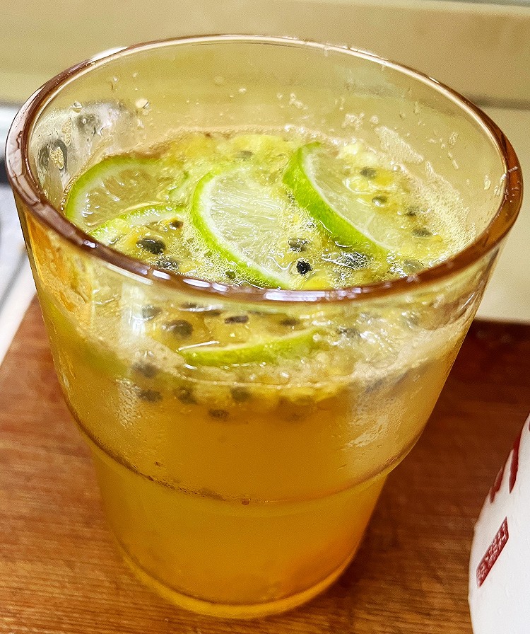 网红水「雪碧柠檬百香果」的做法