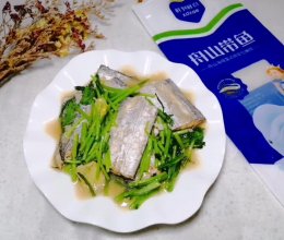 #鲜到鲜得，月满中秋，沉鱼落宴#茼蒿炖带鱼的做法