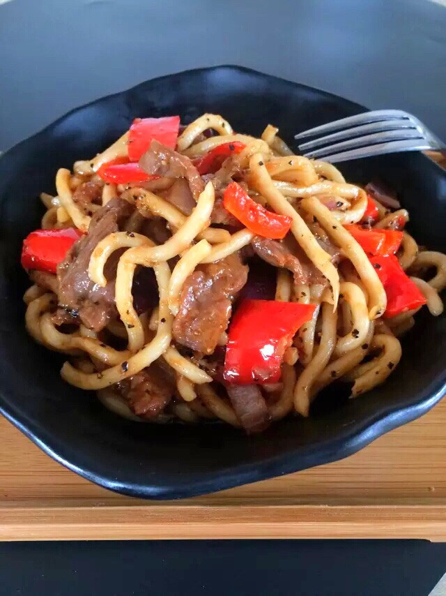 黑椒牛肉炒乌冬面的做法