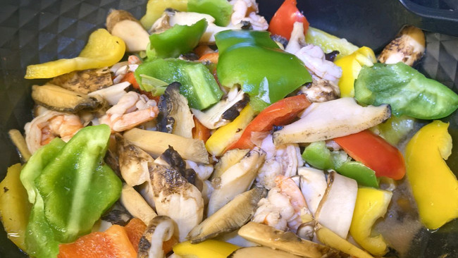 #开启观赛嗨吃局#松茸彩椒炒鲍鱼鲜虾的做法