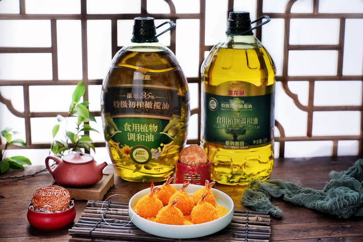 外酥里嫩的油炸黄金凤尾虾球的做法