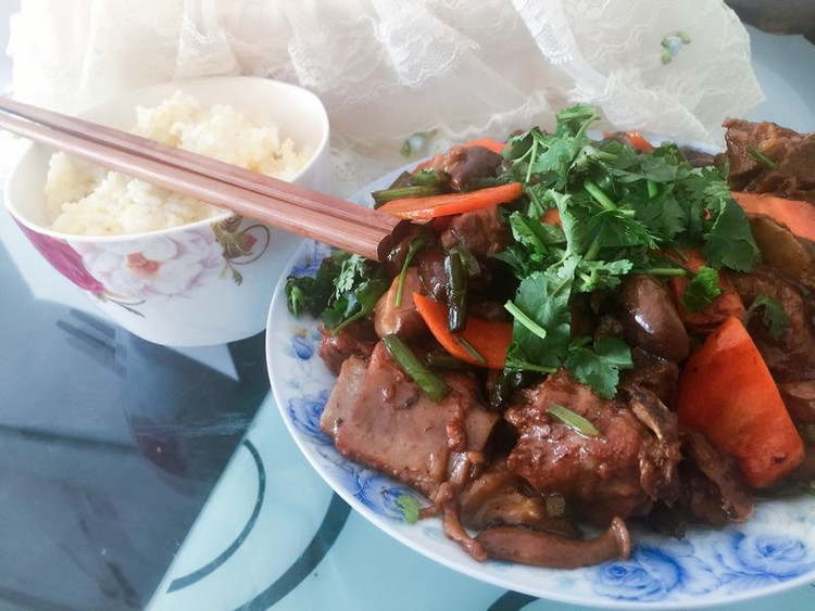 红烧排骨焖香菇的做法