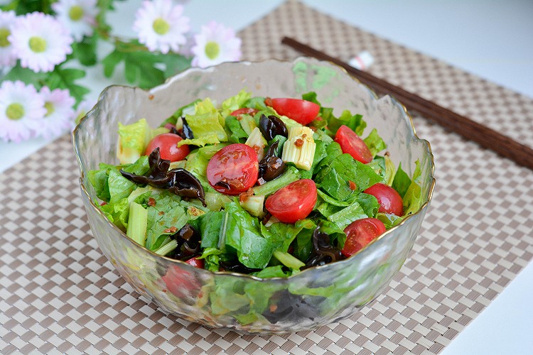 凉拌芹菜木耳油麦菜的做法