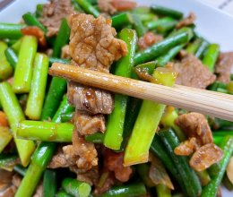 #冬季滋补花样吃法#蒜苔炒肉，就是这一口！的做法