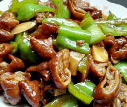 尖椒肥肠，好吃的不行的快手菜。的做法