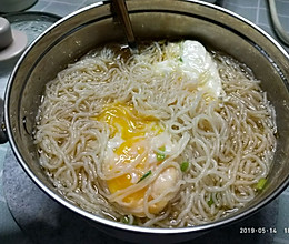 宿舍一人食之流心蛋米粉的做法