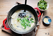 #福气年夜菜#汤鲜味美的鱼头豆腐汤的做法