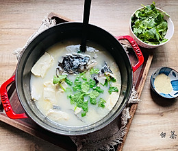 #福气年夜菜#汤鲜味美的鱼头豆腐汤的做法