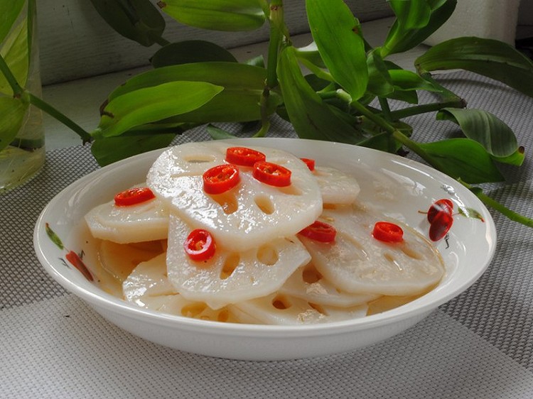 炝拌莲菜的做法