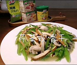 超级快手菜～芹菜炒豆干的做法