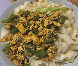 青椒鸡蛋打卤面（10分钟吃饭系列）的做法