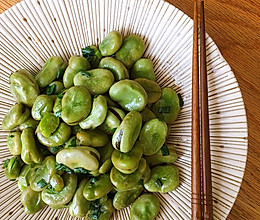 #餐桌上的春日限定#葱油蚕豆的做法