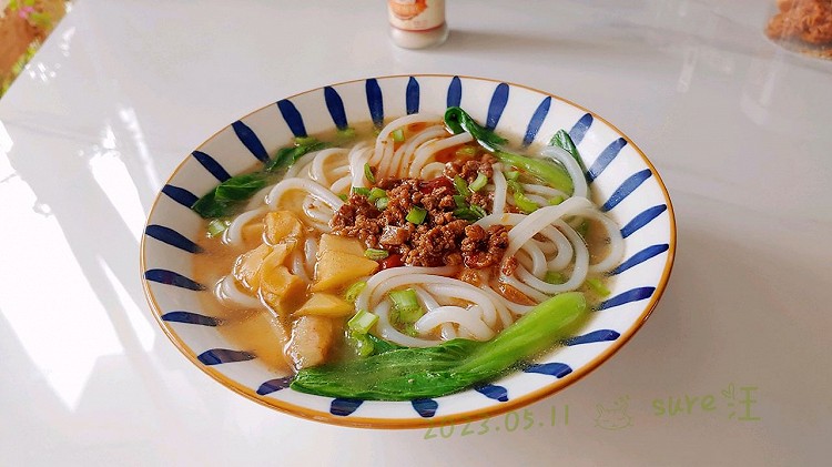 油菜辣肉酱米线的做法