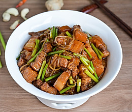 #秋日养生这样吃#蒜苔红烧肉的做法