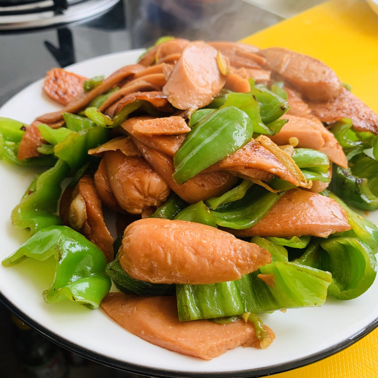 家常下饭菜「青椒炒香肠」的做法