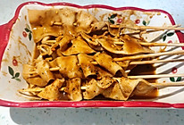 蘸着甜面酱的豆腐皮的做法