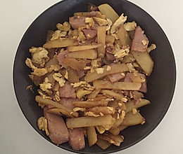 土豆炒鸡蛋加午餐肉的做法