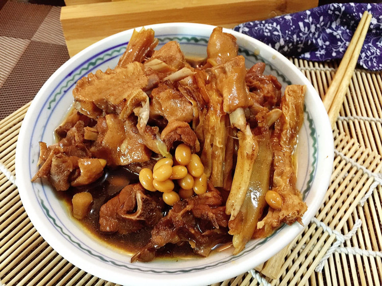 腐竹黄豆焖烧汁鸭的做法
