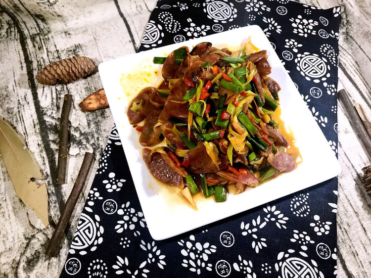 大蒜炒香肠——我的家乡菜的做法