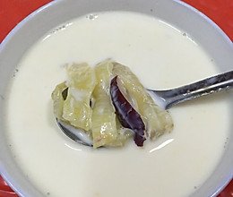 红枣牛奶炖鱼胶的做法