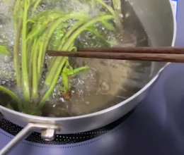 喷香喷香滴红香椿炒鸡蛋的做法