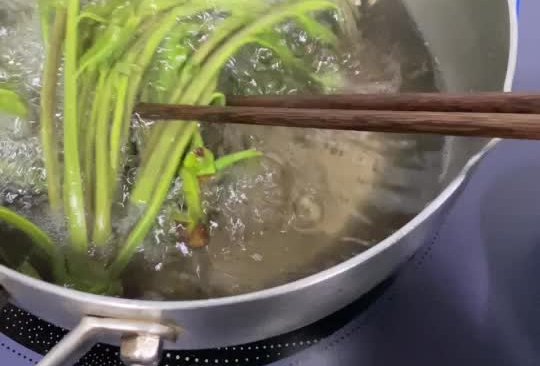喷香喷香滴红香椿炒鸡蛋的做法