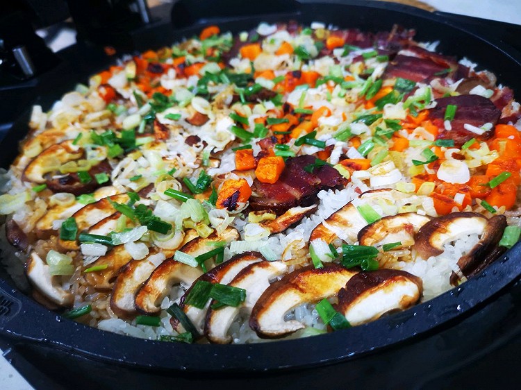 电饼档版腊肉煲仔饭的做法