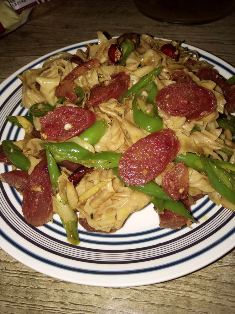 腊肠炒豆皮的做法
