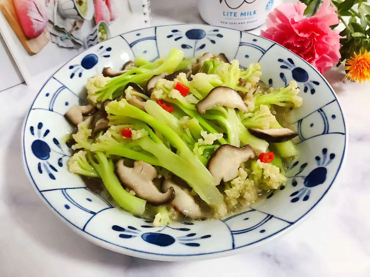 小米椒鲜香菇炒菜花的做法
