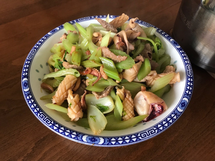 鱿鱼干炒西芹的做法