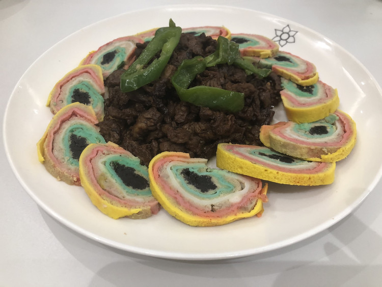鳕鱼蛋卷炒牛肉丝的做法