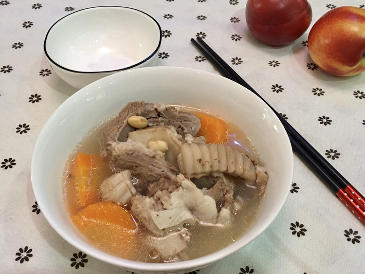 猪头肉黄豆胡萝卜汤的做法