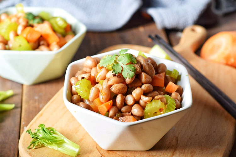 凉拌西芹花生米的做法