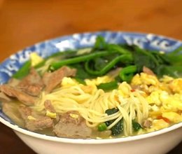 菠菜羊肝鸡蛋面