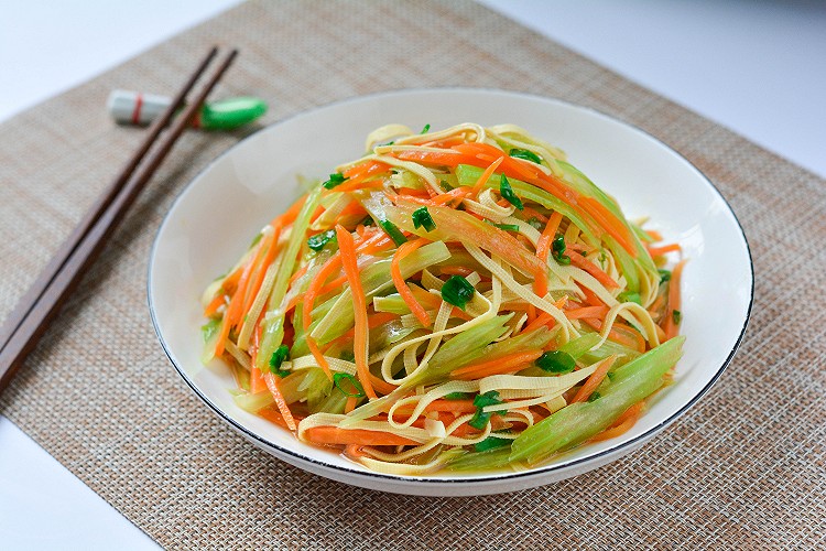 凉拌芹菜豆腐丝的做法