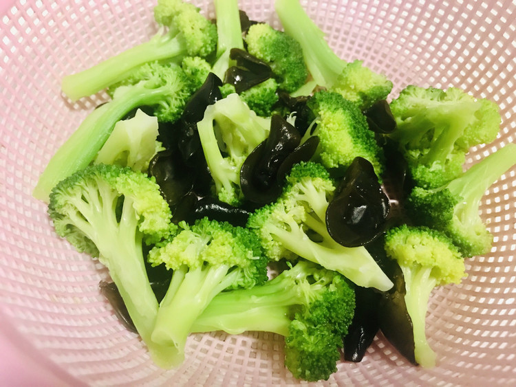 清炒黑木耳西兰花的做法