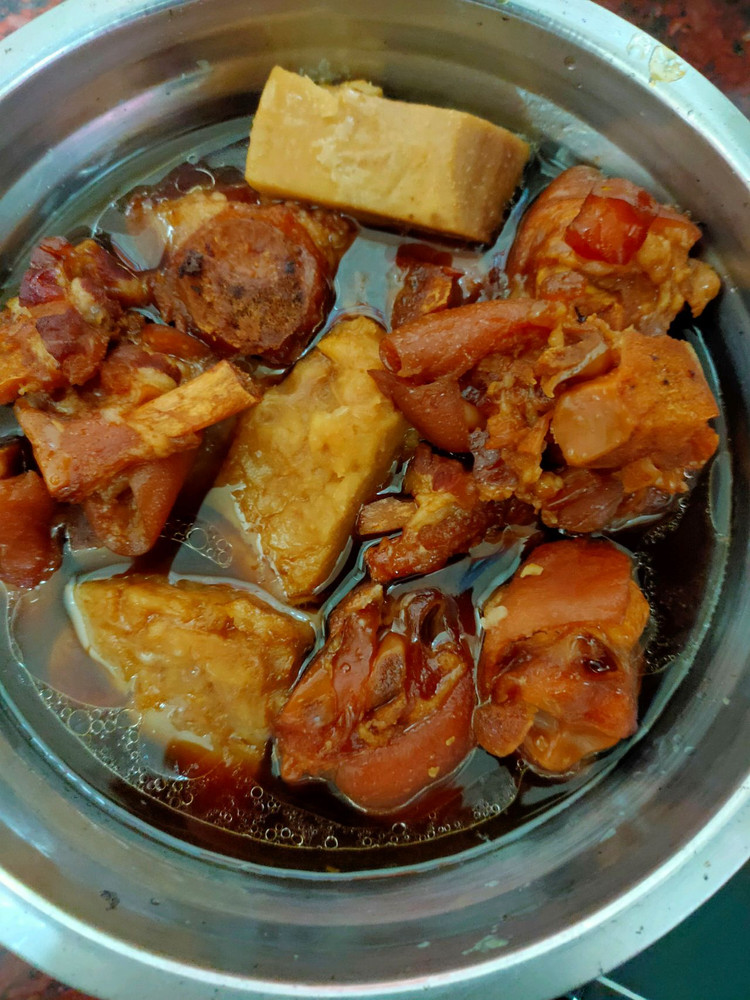 芋头炖猪蹄的做法