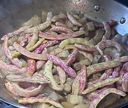 东北黄金勾豆角焖五花肉的做法